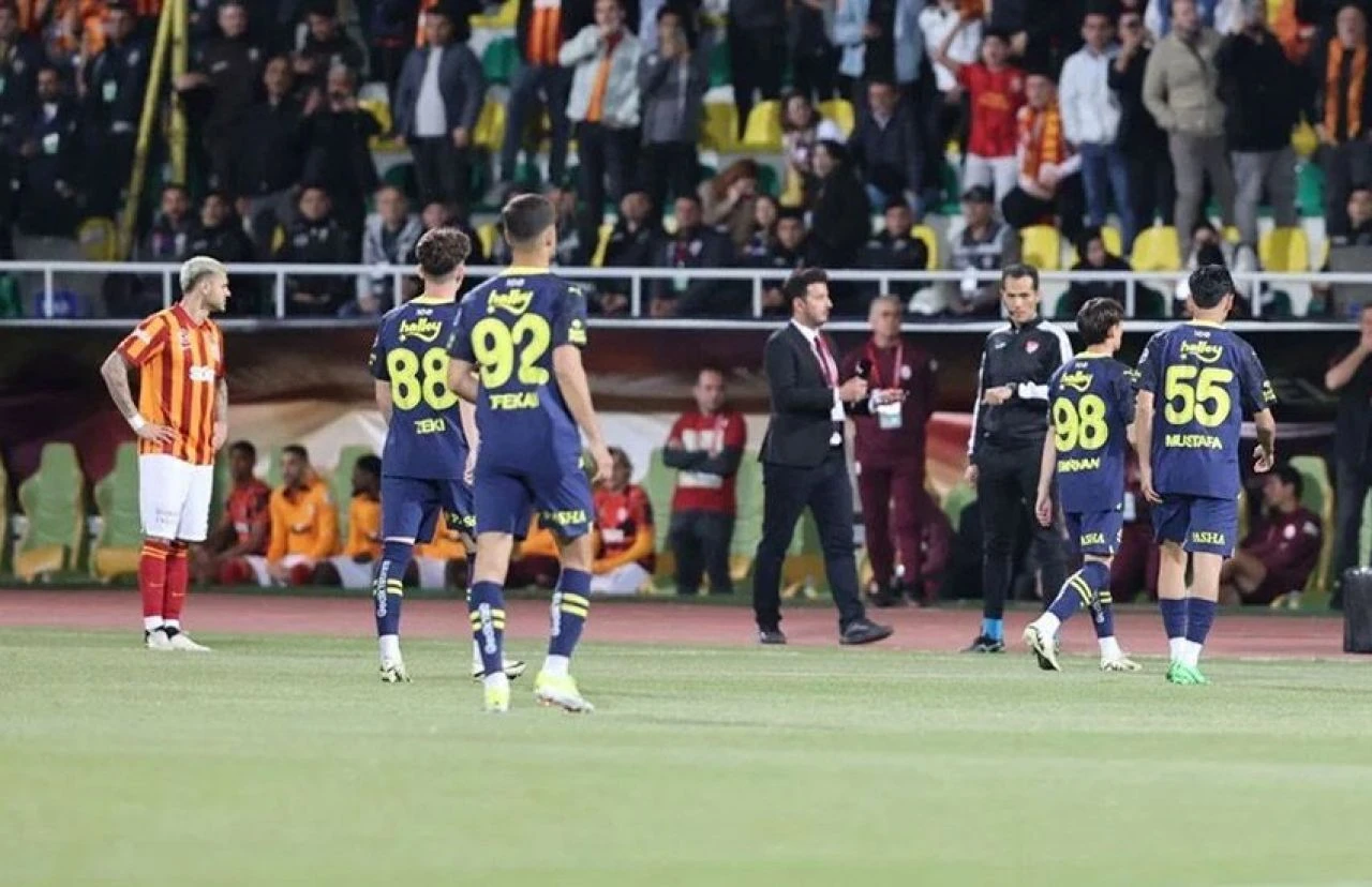 Süper Kupa maçı sonrası Fenerbahçe için beklenen cezalar! Avukat Delidere TGRT Haber canlı yayınında açıkladı - 1. Resim