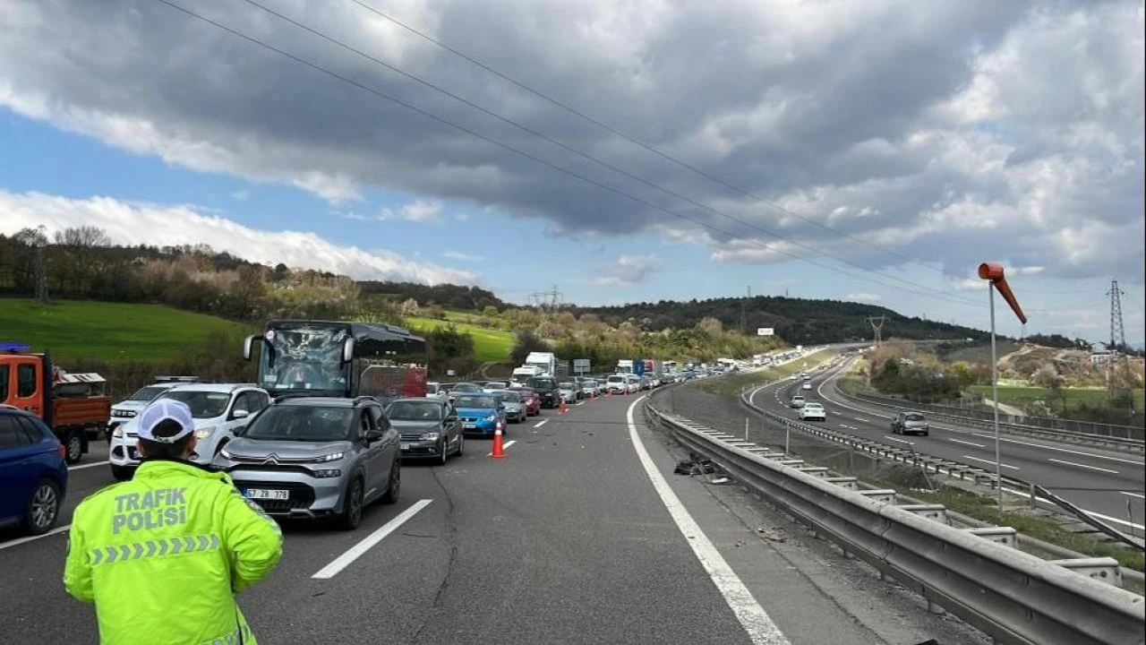 TEM’de otomobil takla attı: 2 yaralı