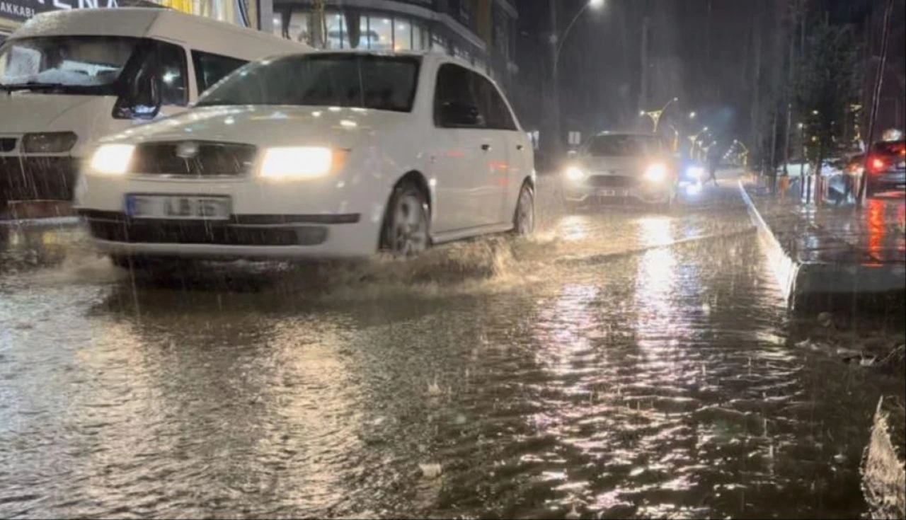 Yüksekova'da yollar göle döndü! Araçlar su içinde kaldı 