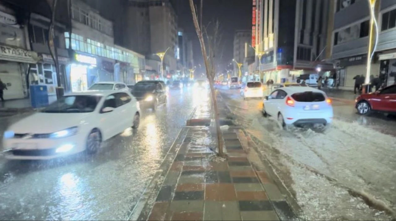Yüksekova'da yollar göle döndü! Araçlar su içinde kaldı 
