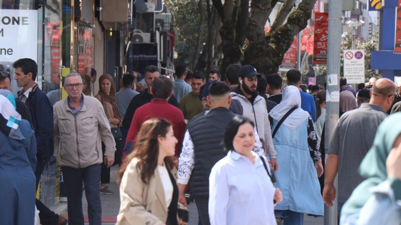 Alışverişi son güne bırakanlar çarşı, pazarda yoğunluk oluşturdu