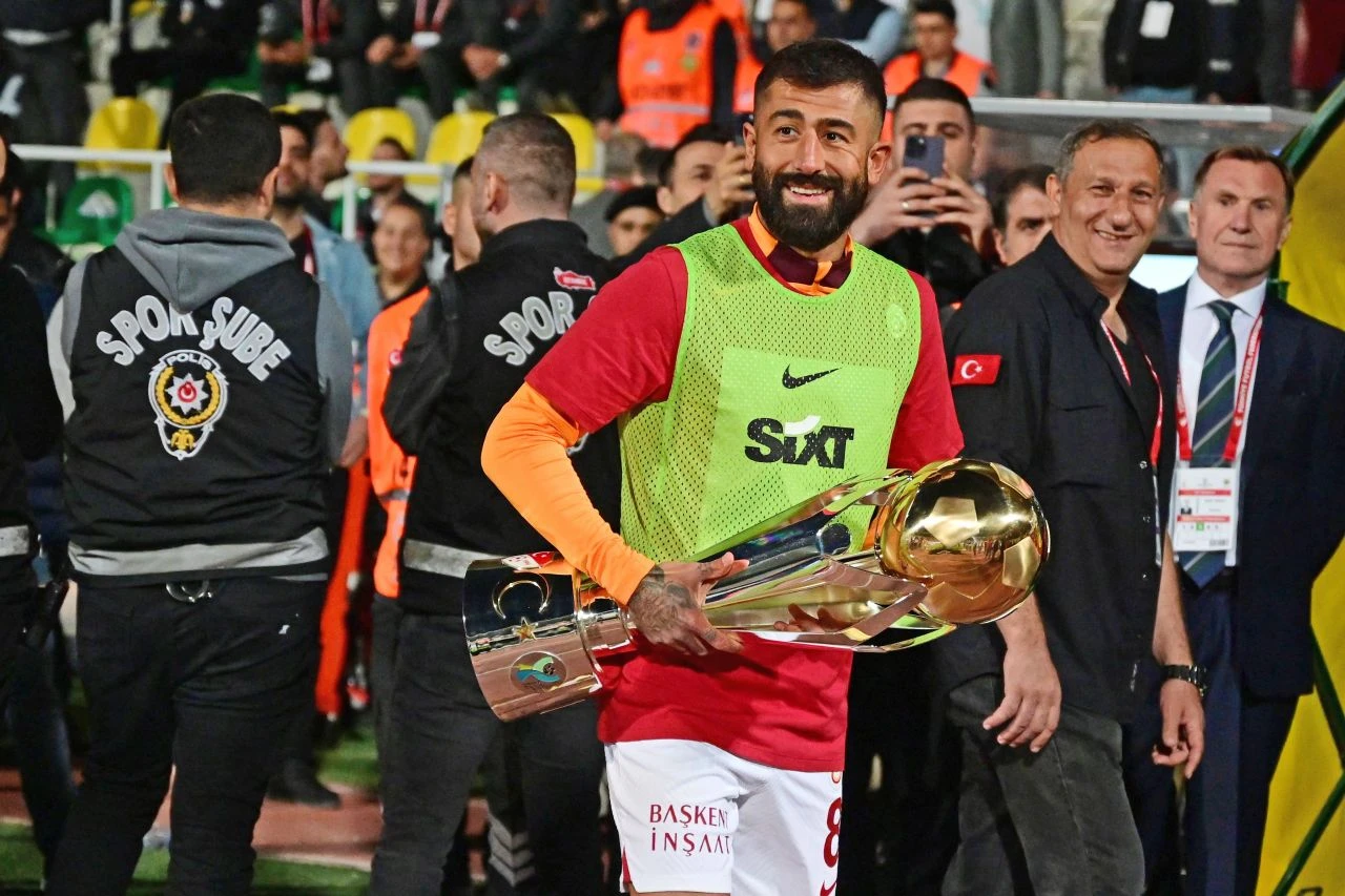 Fenerbahçe'den, Galatasaray'a çifte kıyak! Kupayı vermişti, bir de final hediye etti