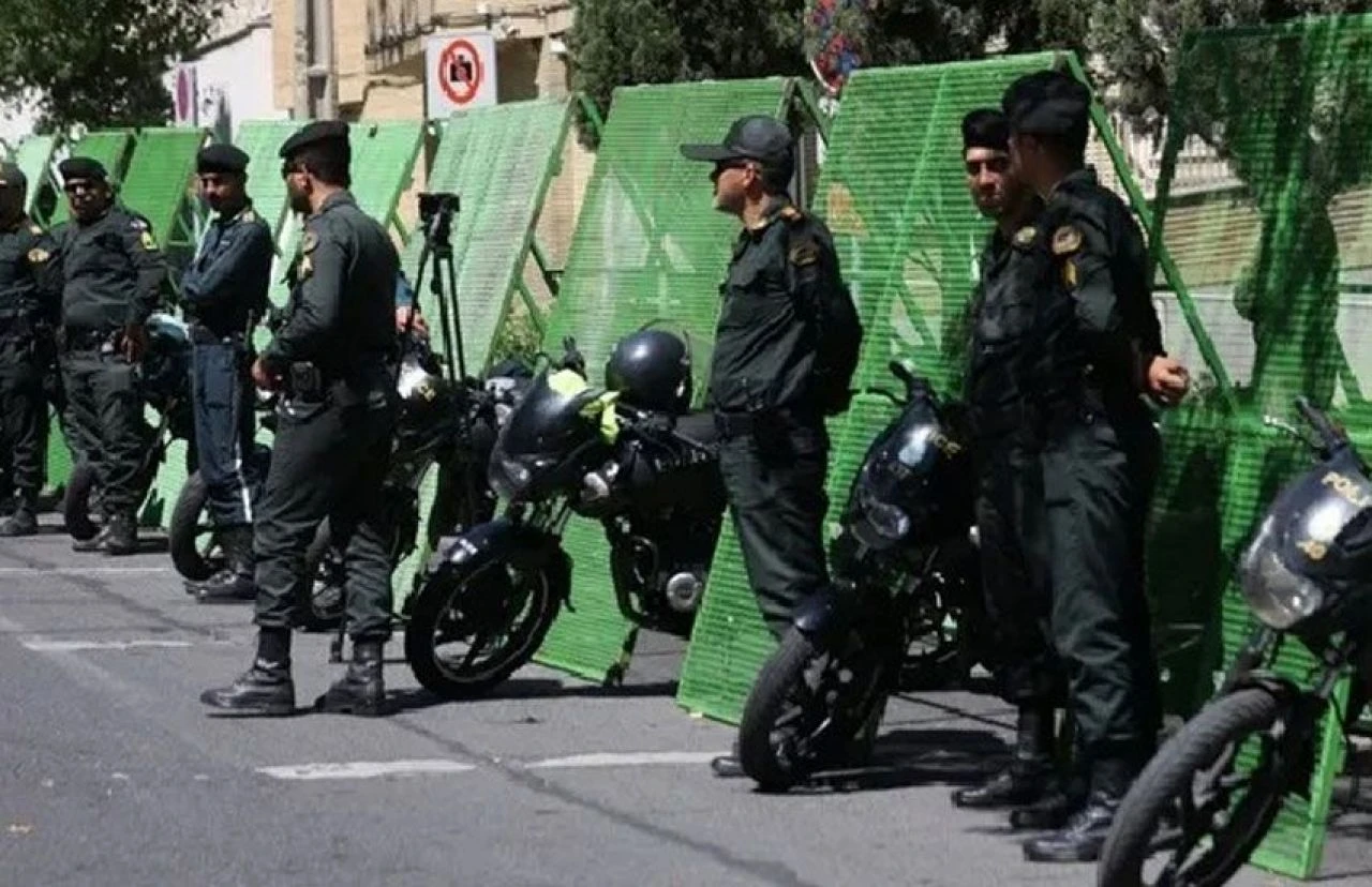 İran’da silahlı terör saldırısı: Ölü ve yaralı polisler var! - 1. Resim