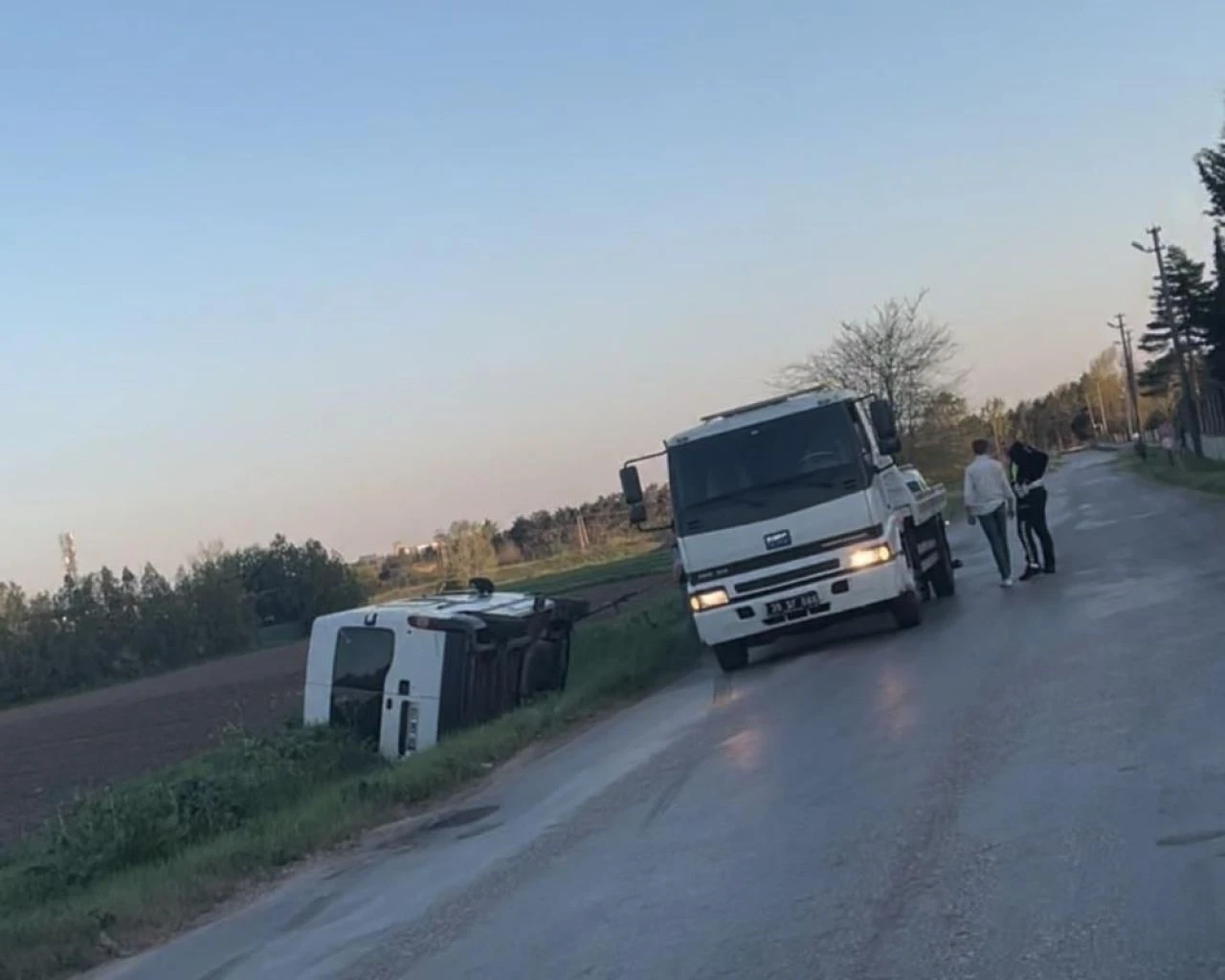 Lüleburgaz’da minibüs yol kenarına devrildi - 1. Resim