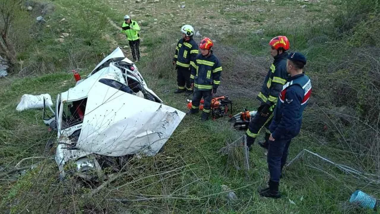 Motosikletle çarpışan otomobil köprüden uçtu: 3 ölü