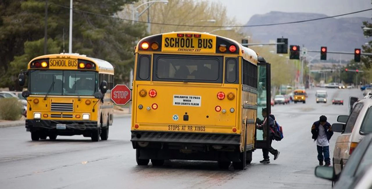 Servisi kaçıran 9 yaşındaki çocuk annesinin aracıyla trafiğe çıktı! Polisle ilginç diyalog