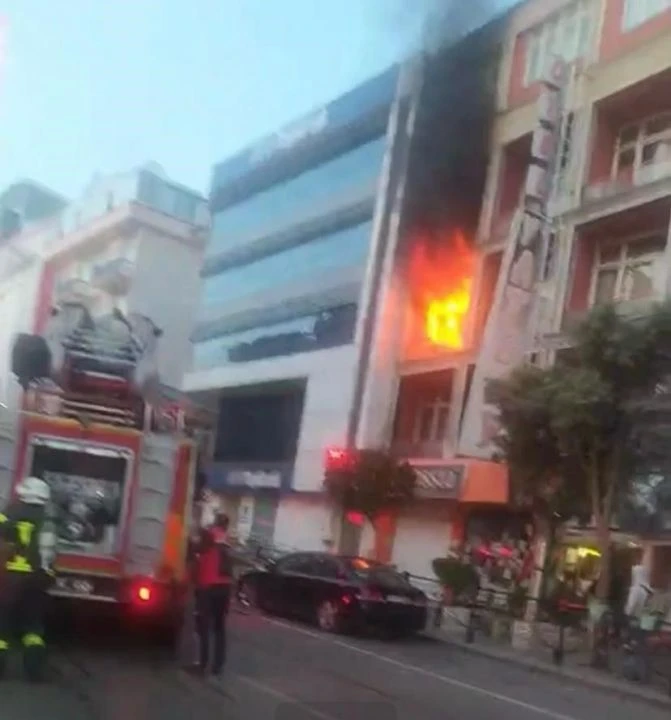 4 katlı otelde korkutan yangın