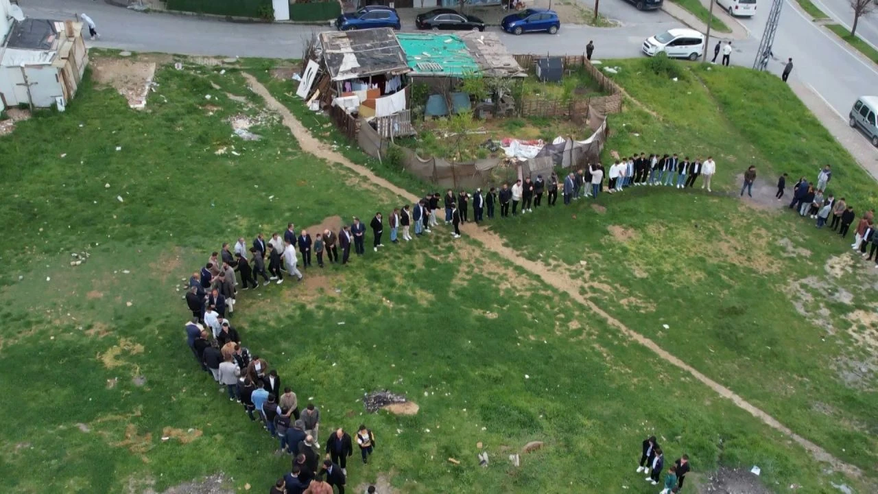 Boş arazide metrelerce kuyruk oluştu! Geleneklerini İstanbul'a taşıdılar