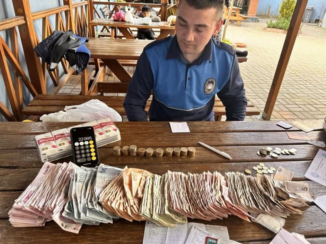 Dilencinin üstünden çıkan para şaşkına çevirdi! Zabıtalar saya saya bitiremedi - 1. Resim