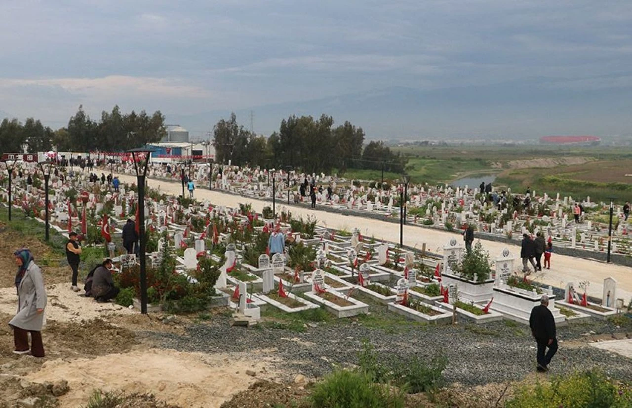 Hataylı taksiciler duygulandırdı! Mezara gidenlerden ücret almadılar