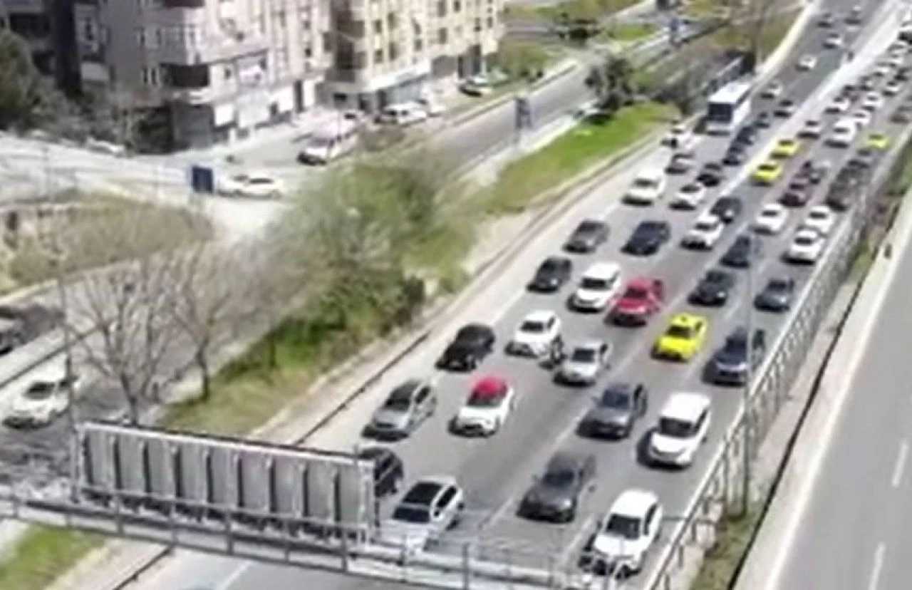 İstanbul’da bayramın ilk günü trafik kitlendi, vapur hatları dolup taştı - 1. Resim