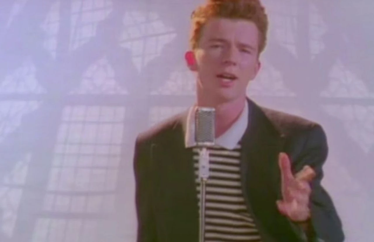 Kızılcık Şerbeti’nin partisinde dünyaca ünlü şarkıcı Rick Astley sürprizi