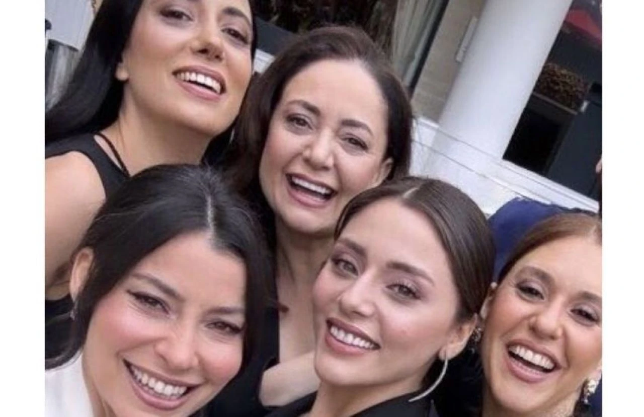 Kızılcık Şerbeti’nin partisinde dünyaca ünlü şarkıcı Rick Astley sürprizi