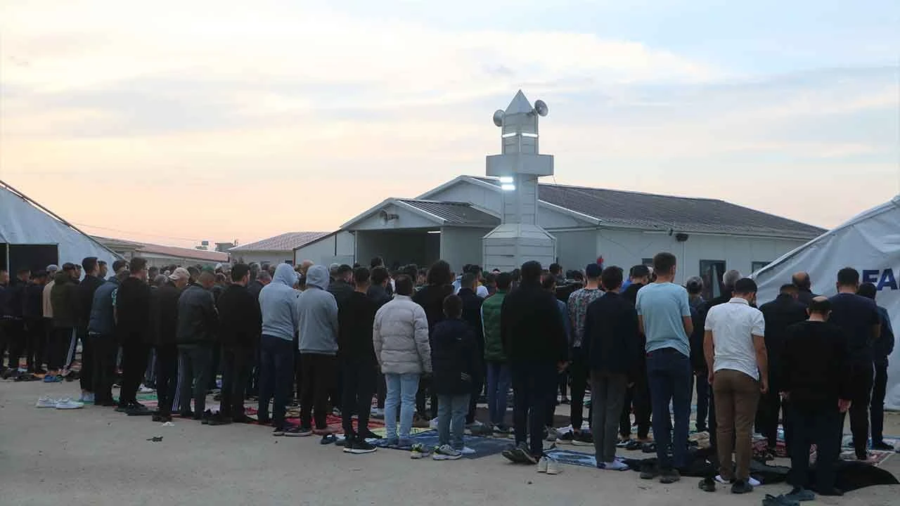 Konteyner camide bayram namazı