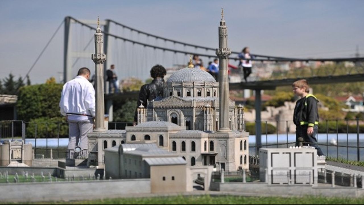 Miniatürk bayramın ilk günü kapalıyken diğer günler ise 09.00-19.00 saatleri arasında açık olacak