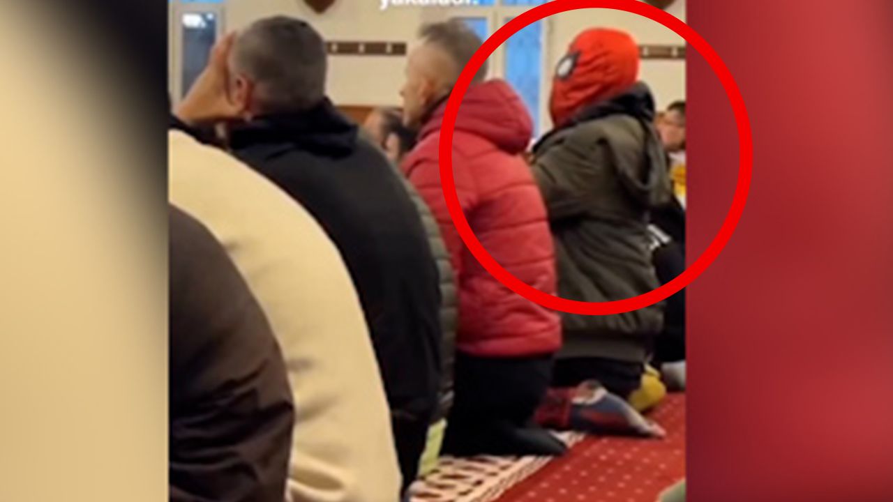 Namaz kılmaya örümcek adam kostümüyle geldi, yaka paça dışarı çıkarıldı