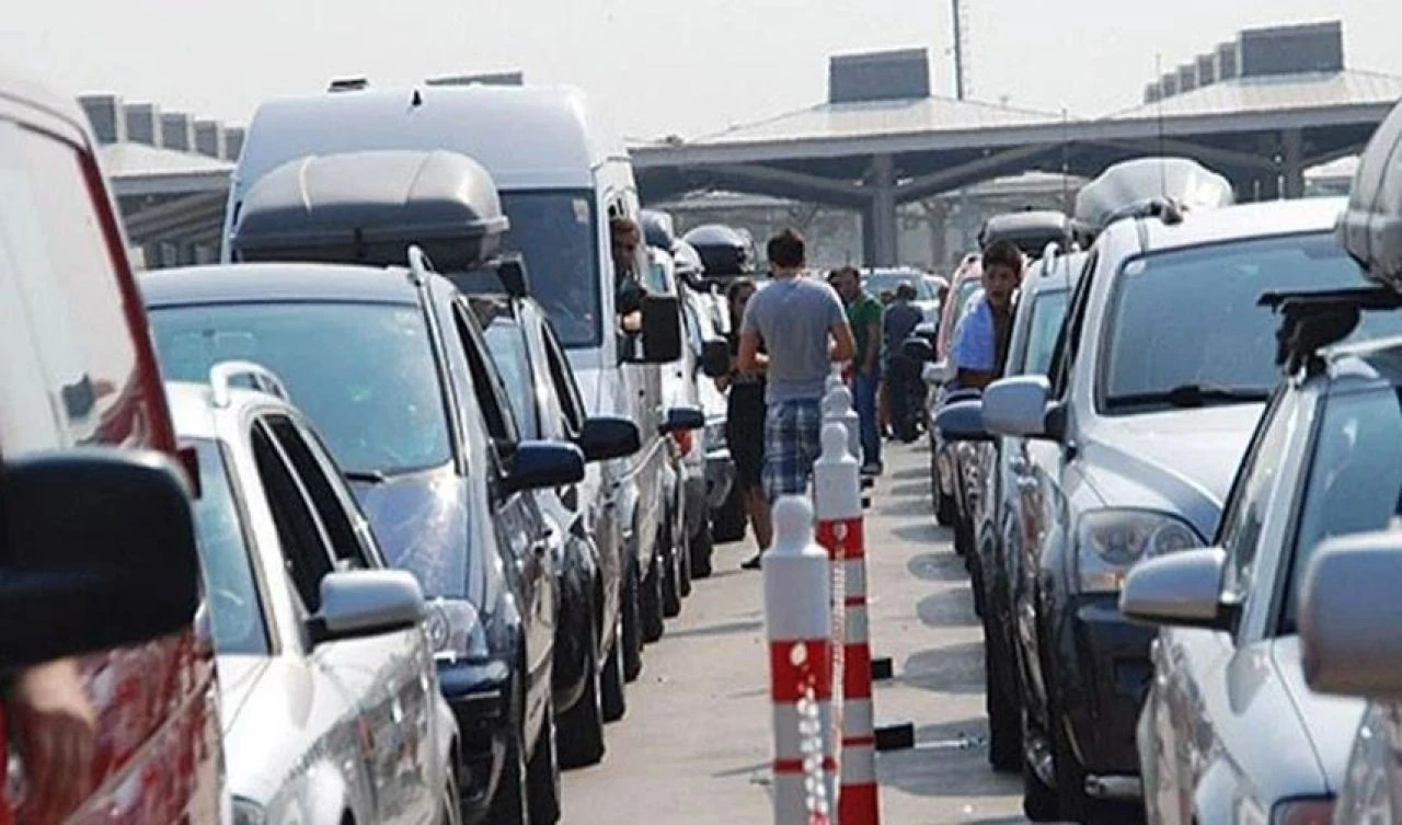 Sınır kapılarında bayram yoğunluğu... Yurt dışına çıkışlar 3 kat arttı
