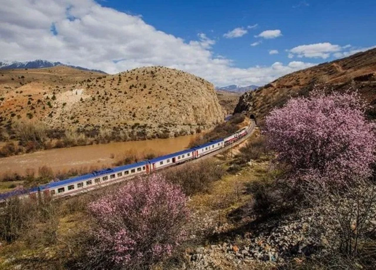 Ankara-Diyarbakır-Tatvan yeni tren ağı! Seferler 17-19 Nisan 2024'te seferlere başlayacak