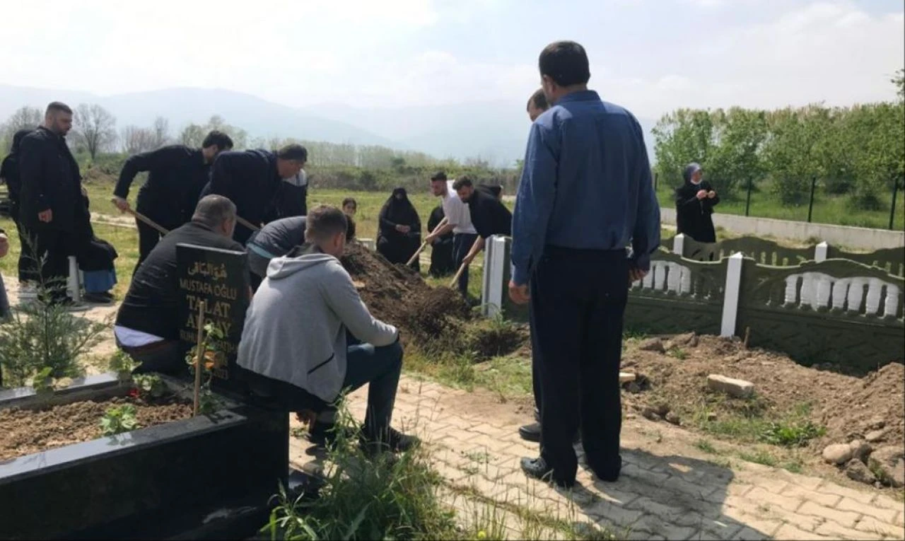 Böylesine az rastlanır! Cenaze namazı kılınmadan toprağa verildi - 1. Resim