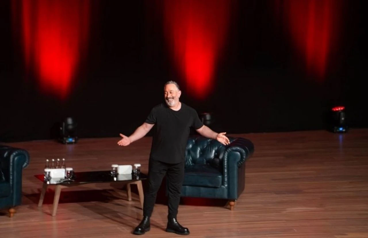 Cem Yılmaz, ünlü futbolcuların fon dolandırıcılığını diline doladı - 1. Resim