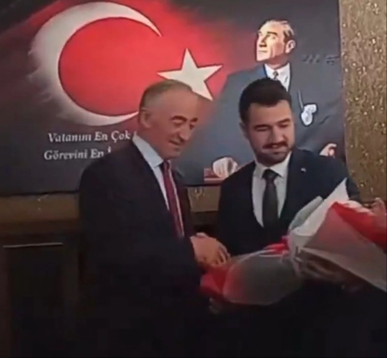 Devir teslim töreninde ilginç anlar! CHP'li eski başkan koltuğunu götürdü - 1. Resim