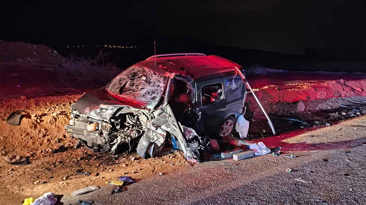 Hafif ticari araçla otomobil çarpıştı: 1 ölü, 5 yaralı