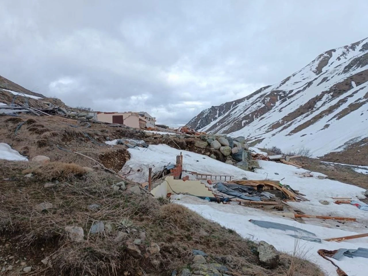 İspir’de çığ yayla evlerini yerle bir etti