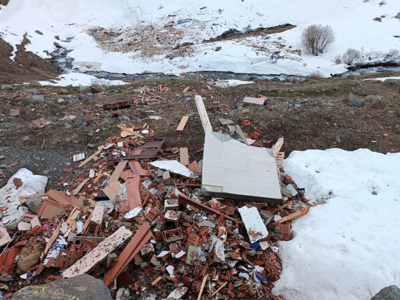 İspir’de çığ yayla evlerini yerle bir etti