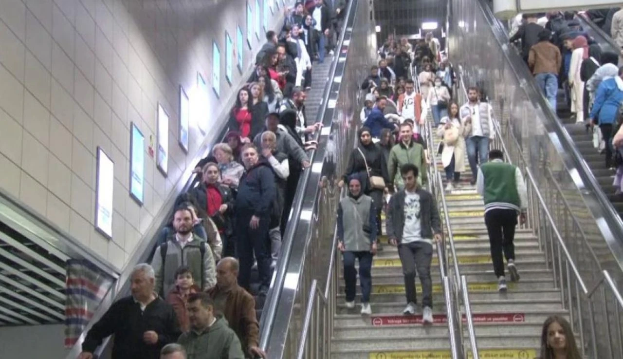 Marmaray'da insan seli! Kuyruğun sonu gözükmedi 