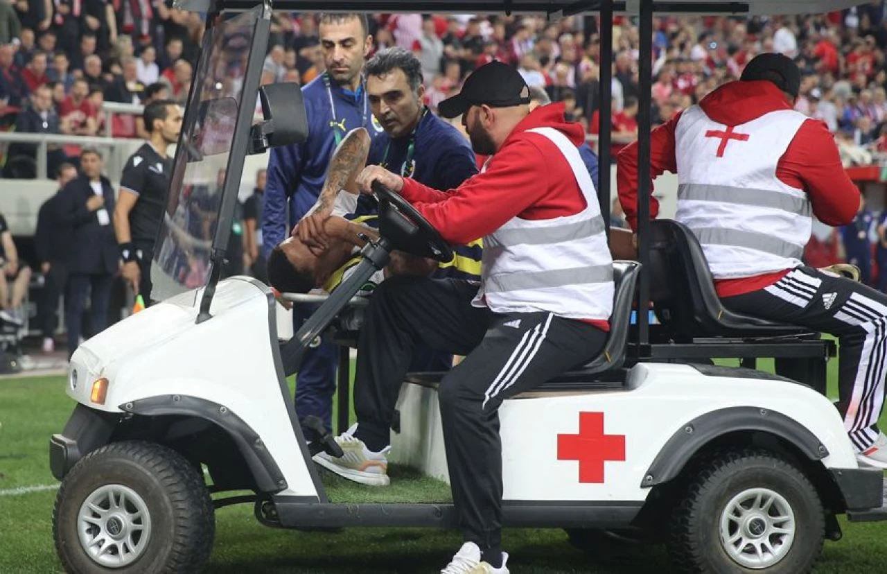 Son dakika! Fenerbahçe'de sakatlık şoku! Yıldız futbolcu sezonu kapattı