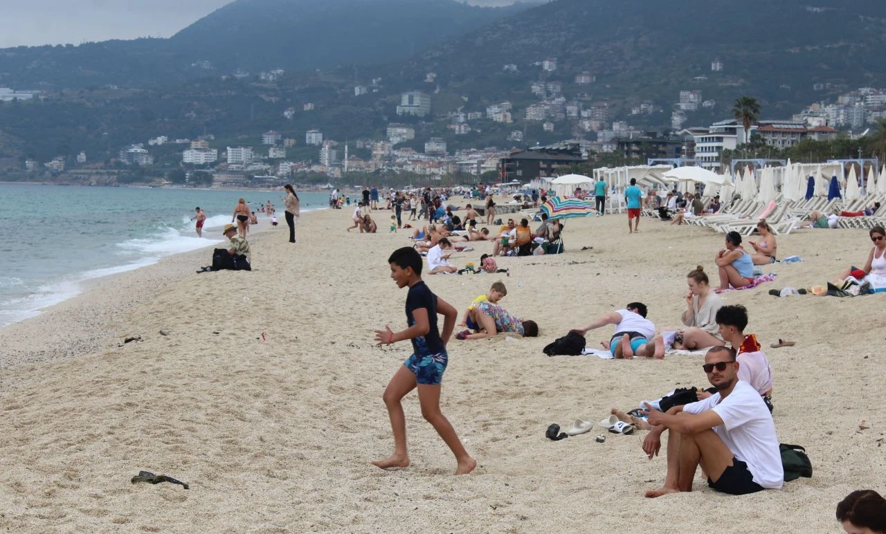 Alanya bayramın 3'üncü günü plaj sezonunu açtı