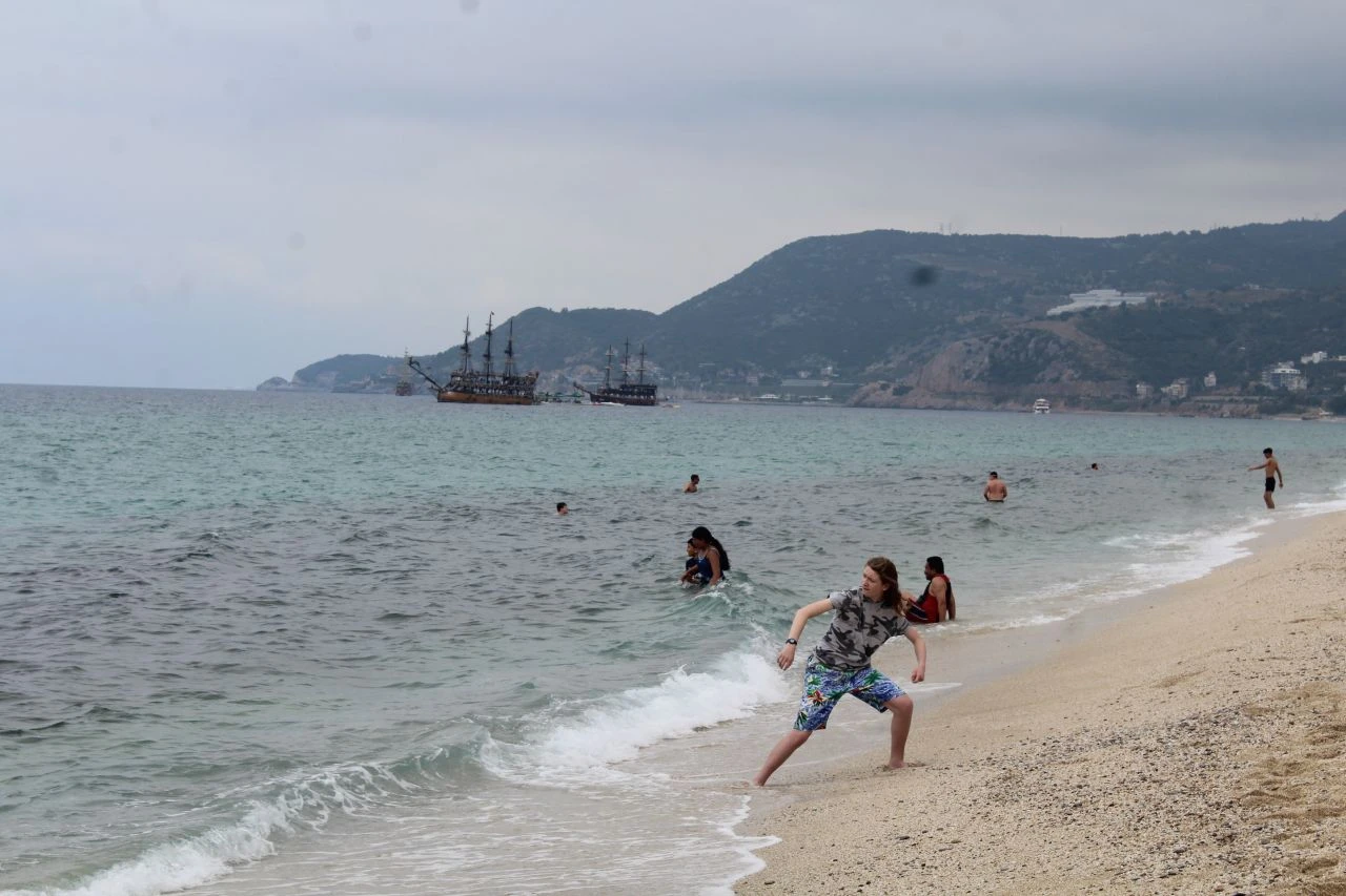 Alanya bayramın 3'üncü günü plaj sezonunu açtı