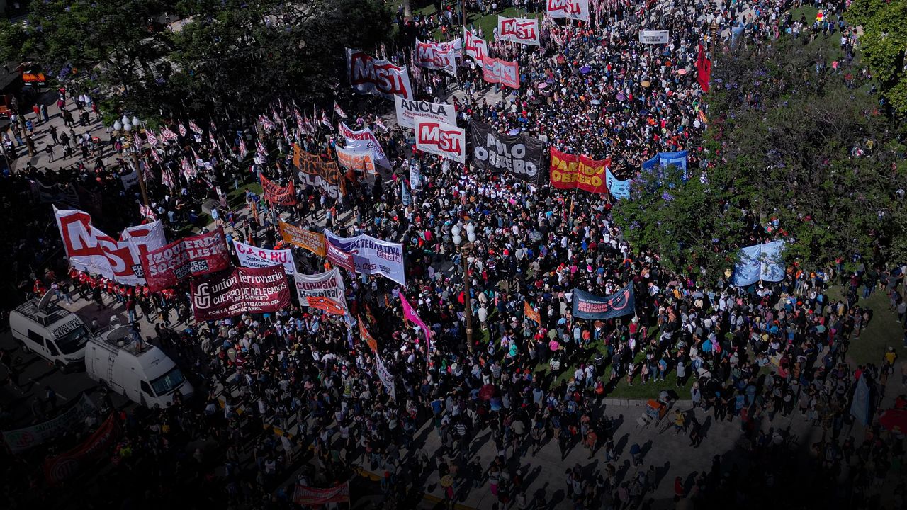 Arjantin karıştı! Hükümet karşıtı protestolarda çok sayıda gözaltı