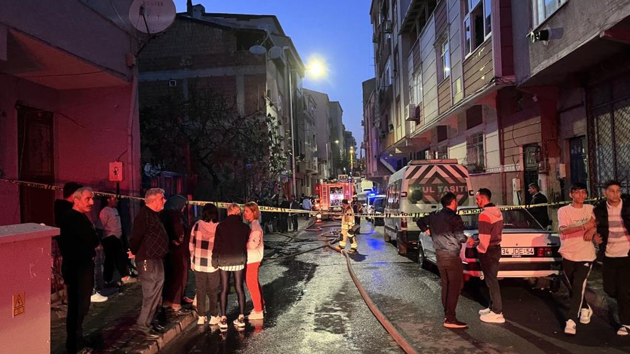 Bağcılar’da korkutan yangın: Gecekondu alev topuna döndü