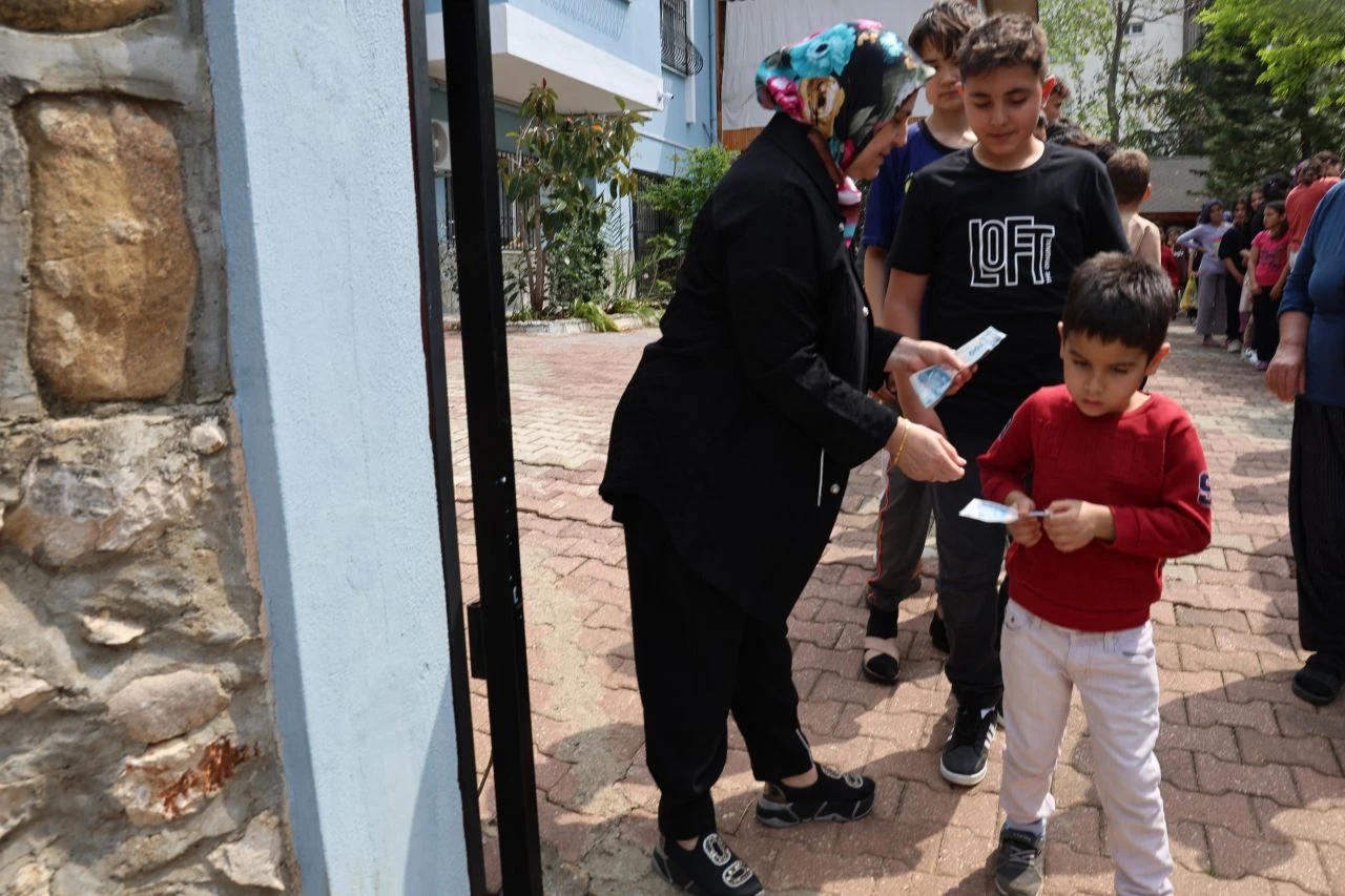 Bayram harçlığı rekoru! 400 çocuk duyunca koştu geldi - 3. Resim