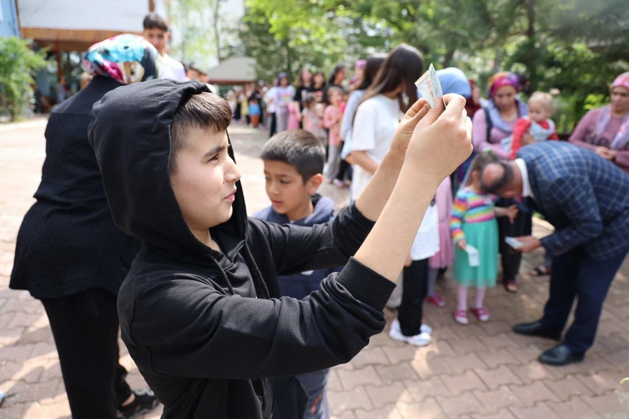 Bayram harçlığı rekoru! 400 çocuk duyunca koştu geldi - 1. Resim