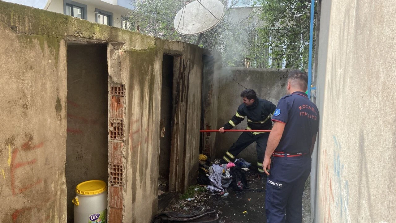 Çocuklar 3 katlı apartmanda yangın çıkardı