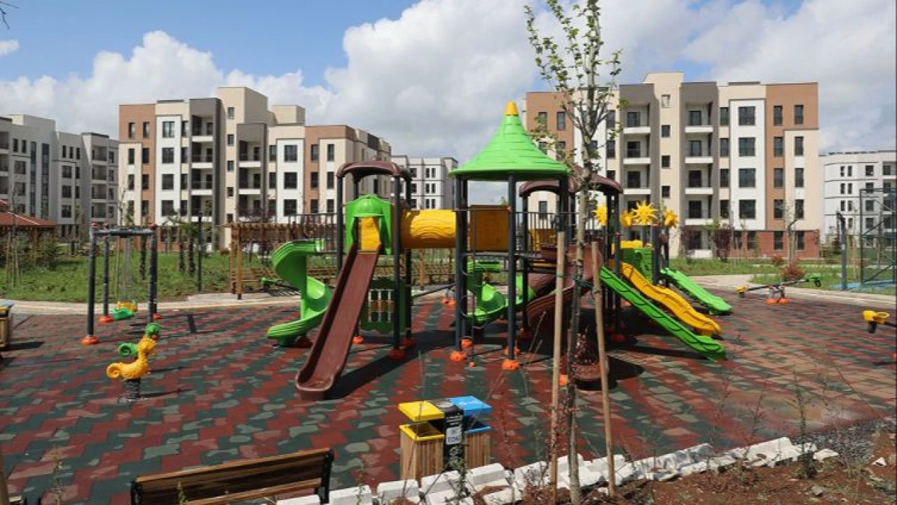 Depremzede çift bayramı yeni konutlarında kutluyor