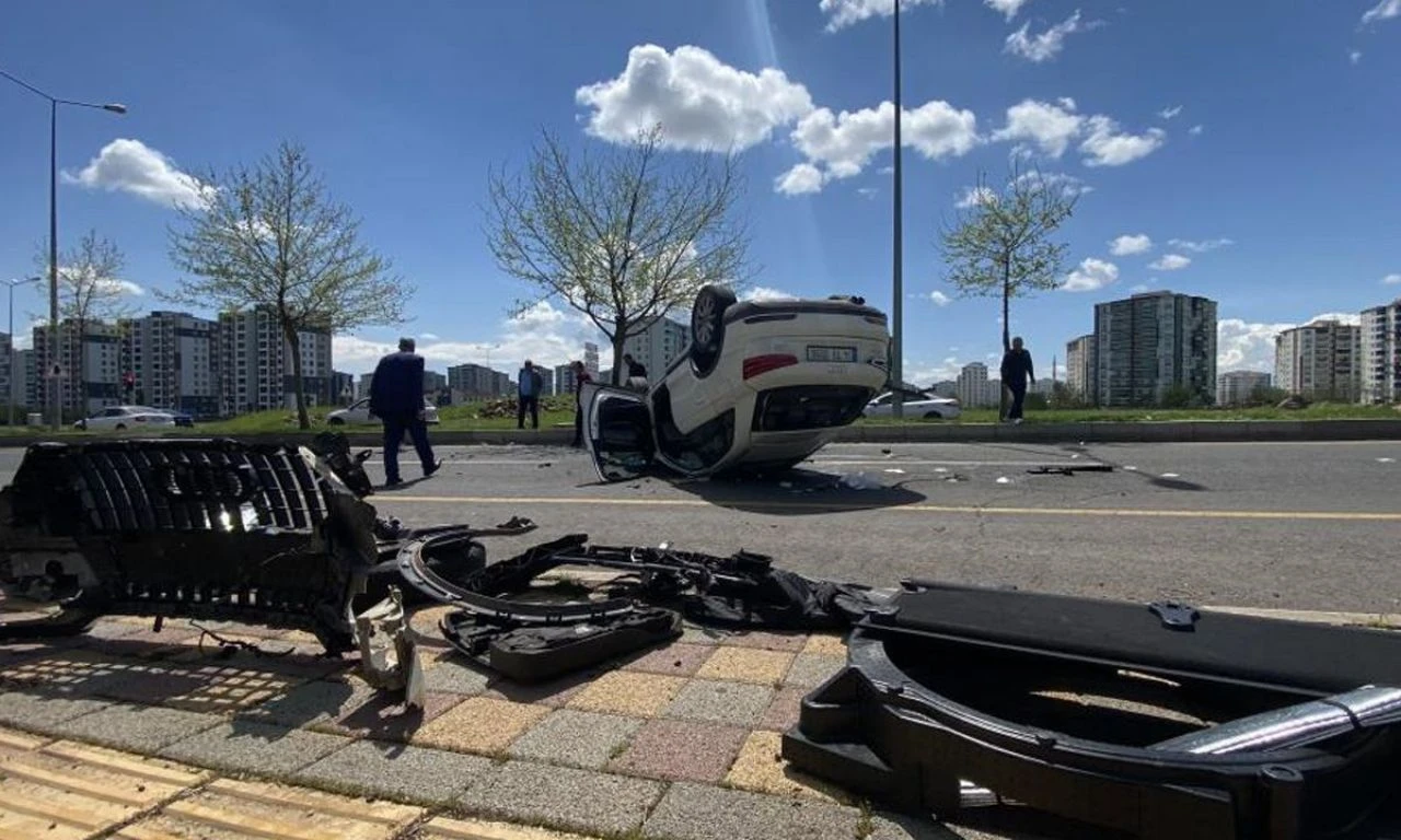 İki otomobil birbirine girdi: Çok sayıda yaralı var - 1. Resim