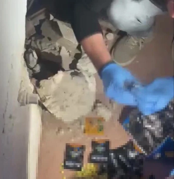 İstanbul'da küçük çocuğun cips paketinden uyuşturucu çıktı - 1. Resim