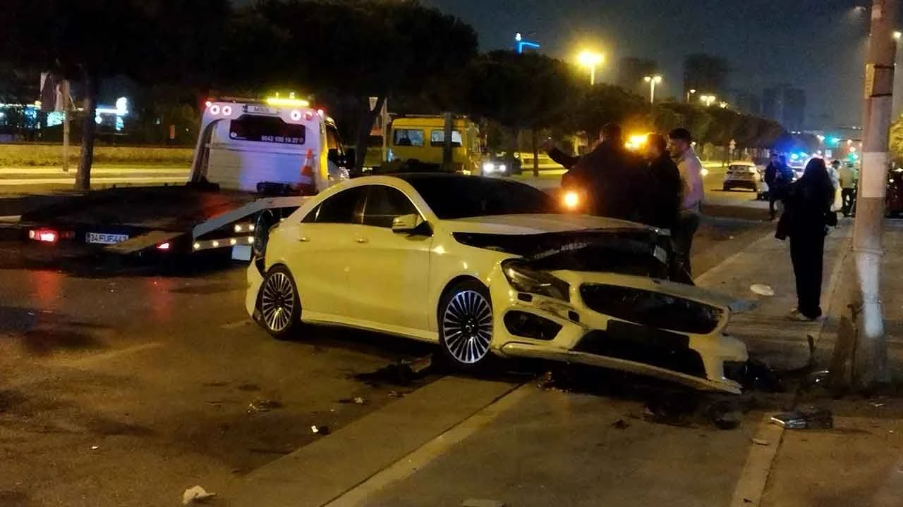 Kartal'da 4 aracın karıştığı zincirleme kaza: 1'i ağır 5 yaralı