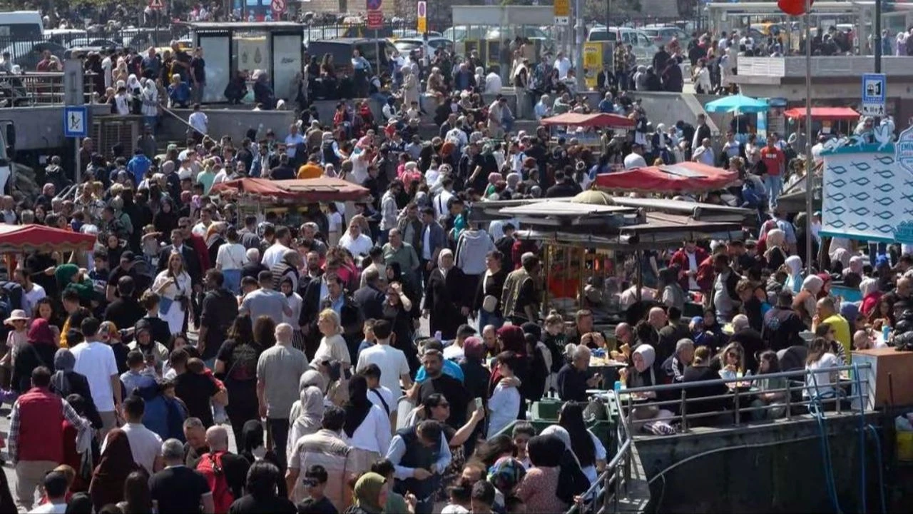 Bayramı’nın son gününde de Eminönü’nde yoğunluk