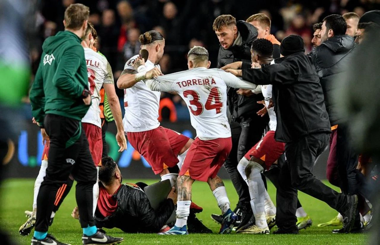 Son dakika! UEFA, Galatasaray'a ceza yağdırdı!