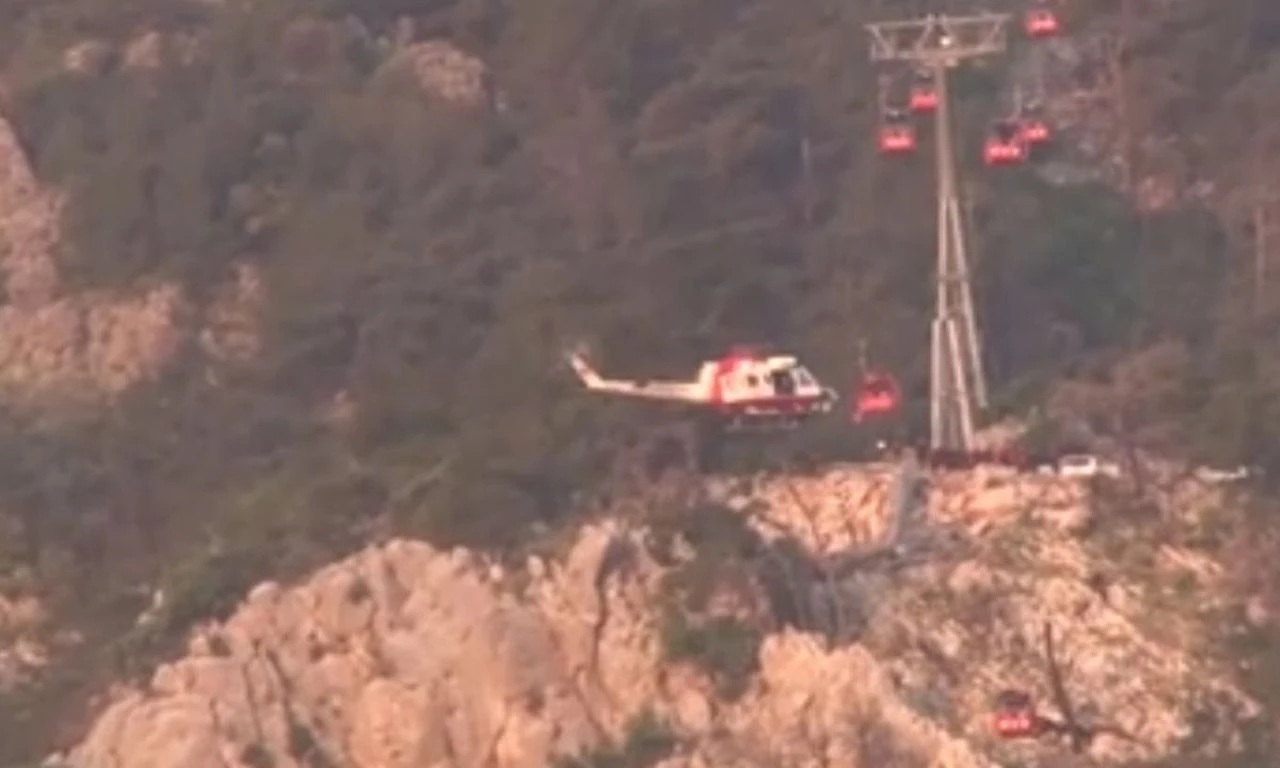 Antalya'da teleferik faciası... Minik çocuğun kurtarılma anı kamerada - 1. Resim
