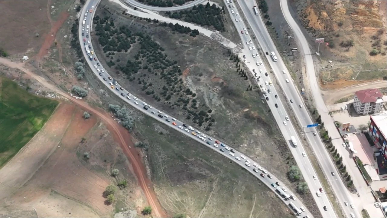 Bayram tatili sonrası dönüş trafiği başladı! 43 ilin kilit kavşağı tıkandı - 2. Resim