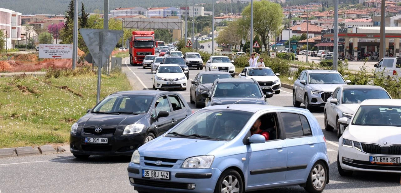 Bayram tatili sonrası dönüş trafiği başladı! 43 ilin kilit kavşağı tıkandı - 3. Resim