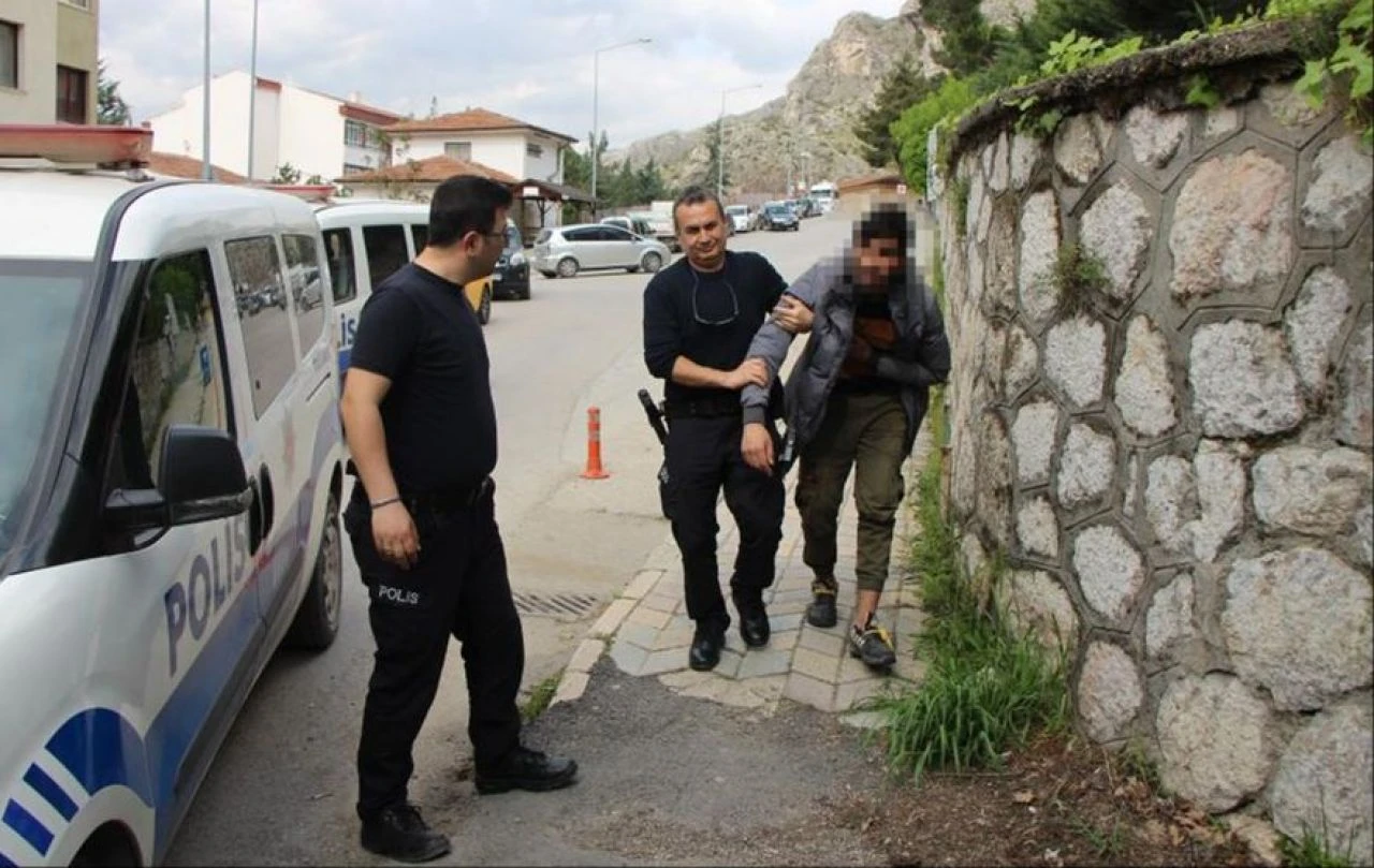 Kaçak göçmenler hızını alamadı İl Göç İdaresi Müdürlüğü'nden de kaçtı  - 1. Resim