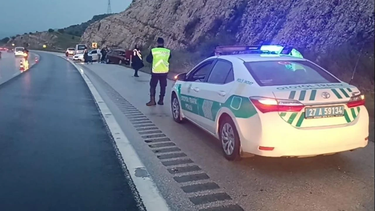 Tarsus-Adana-Gaziantep Otoyolu'nda feci kaza: 2 ölü, 7 yaralı - 1. Resim