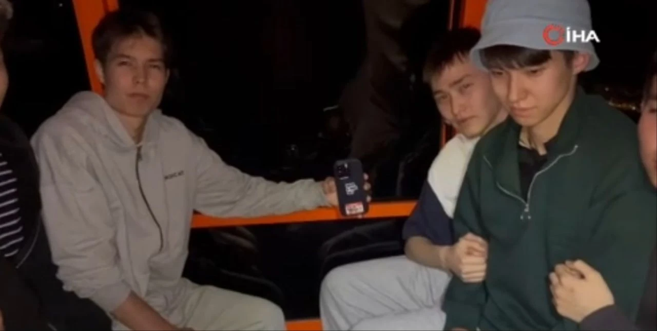 Teleferikte mahsur kalanları böyle sakinleştirdi: Manzaranın tadını çıkarın - 1. Resim