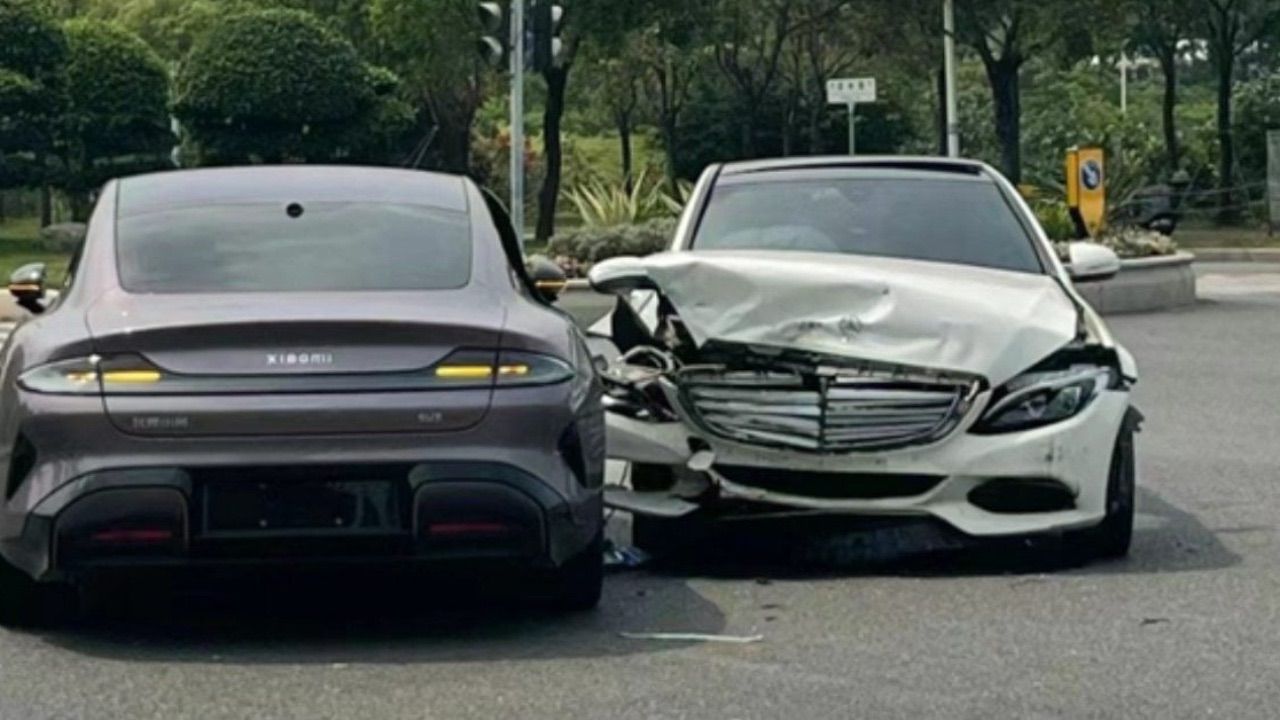 Xiaomi SU7, Mercedes&#039;e çarptı! İlk kaza sosyal medyayı salladı
